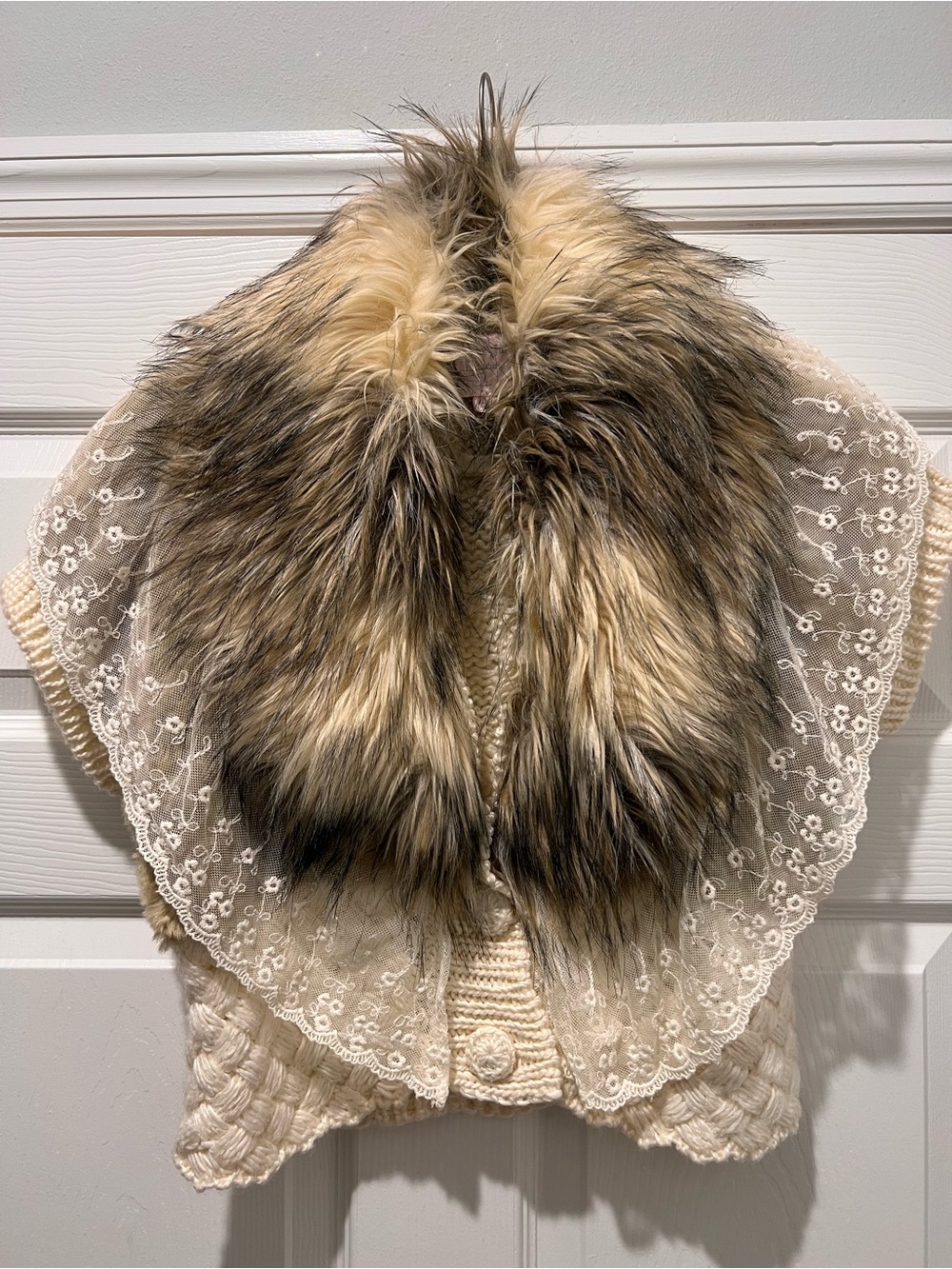 Romeo & Juliet Couture Cream Knit Cape with Removable Faux Fur Collar